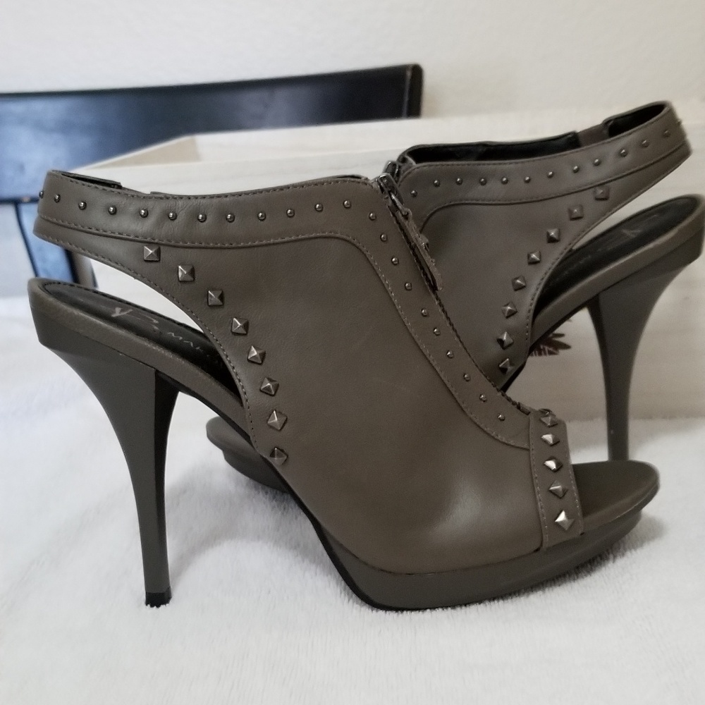NWOB B Markowsky Grey Krista Peep Toes Size 7M